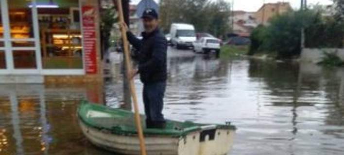 Κακοκαιρία στο Μεσολόγγι: Με βάρκες στους πλημμυρισμένους δρόμους οι κάτοικοι (φωτό)