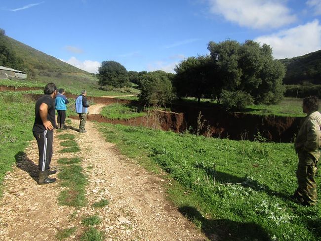 Άνοιξε η γη στο Καλπάκι – Δείτε εικόνες από το κρατήρα