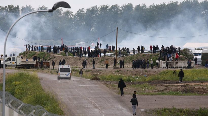 Επεισόδια στη «ζούγκλα» του Καλαί λίγο πριν την έναρξη της επιχείρησης εκκένωσης της περιοχής (βίντεο)