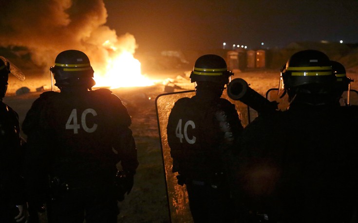 Μεγάλη επιχείρηση εκκαθάρισης της «ζούγκλας του Καλαί» από παράνομους μετανάστες ετοιμάζει η Γαλλία (εικόνες)