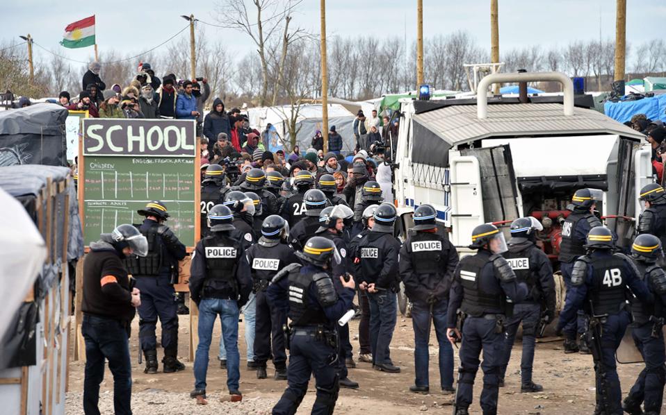 Η γαλλική αστυνομία «ξηλώνει» την παραγκούπολη του Καλαί – Διαβάστε την ιστορία της «ζούγκλας» των μεταναστών