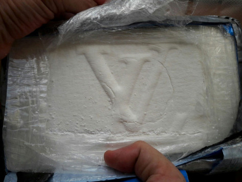 Πρωτοφανές: Θα έριχναν κοκαΐνη… «Louis Vitton» στα ακριβά στα σαλόνια τις Αθήνας! (φωτό)