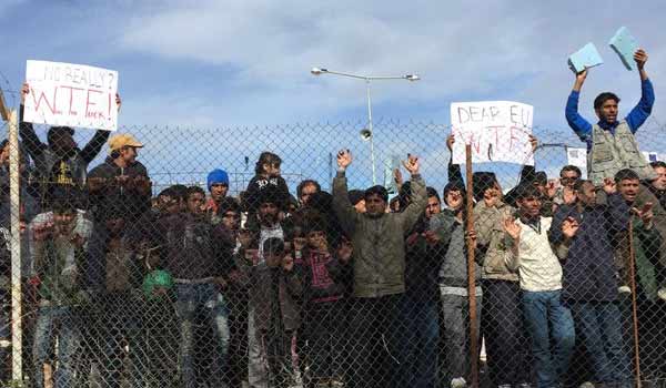Λέσβος: Nέα εξέγερση Πακιστανών – Καίνε το κέντρο φιλοξενίας στην Μόρια (εικόνες, βίντεο)