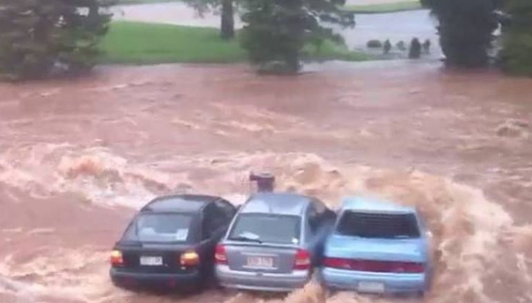 Τρομακτικό βίντεο δείχνει πόσο γρήγορα μπορεί μια πλημμύρα να ξεφύγει από κάθε έλεγχο