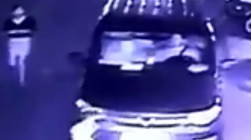 Βίντεο-σοκ: Μητέρα παίζει με το κινητό της ενώ η 2χρονη κόρη της παρασύρεται από αυτοκίνητο