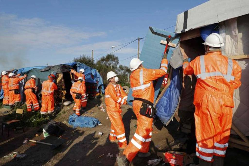 Ξεκίνησε με αργούς ρυθμούς η κατεδάφιση παραπηγμάτων στη «ζούγκλα» του Καλαί (βίντεο)