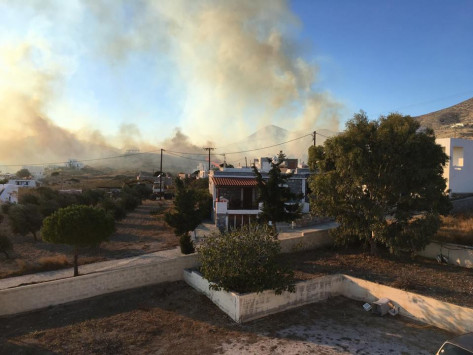 Μεγάλη φωτιά ξέσπασε στη Σύρο