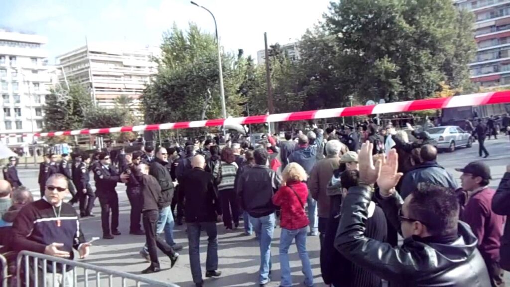 Βίντεο: Διαδηλωτές προκάλεσαν ένταση στην παρέλαση της Θεσσαλονίκης