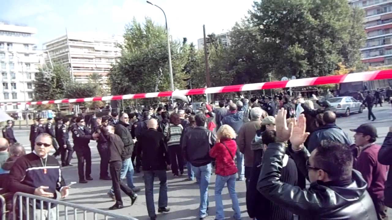 Βίντεο: Διαδηλωτές προκάλεσαν ένταση στην παρέλαση της Θεσσαλονίκης