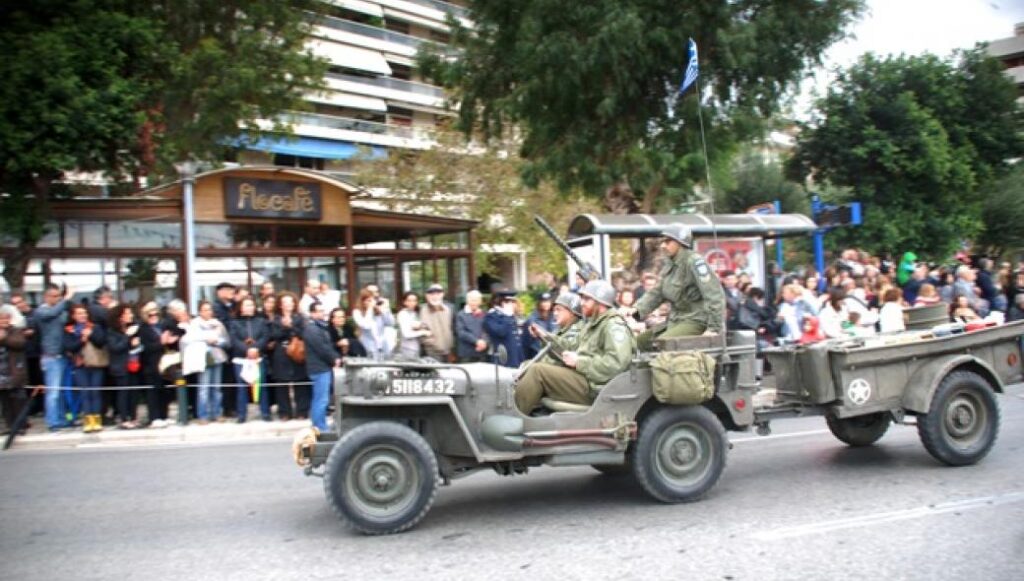 Συλλεκτικά στρατιωτικά τζιπ έκλεψαν τις εντυπώσεις στην παρέλαση στο Παλαιό Φάληρο (φωτό)