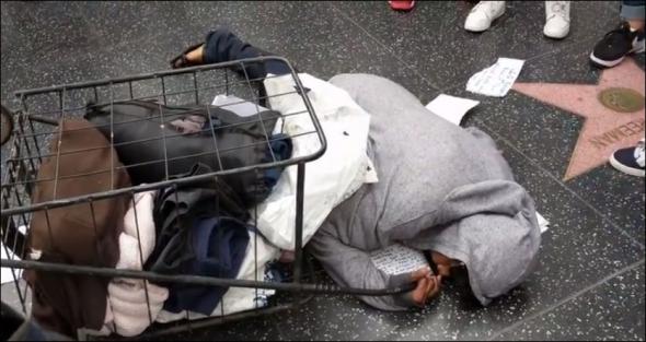 ΗΠΑ: Απαράδεκτο χτύπημα σε άστεγη επειδή φορούσε το αστέρι του Τραμπ από οπαδούς της Κλίντον (βίντεο)