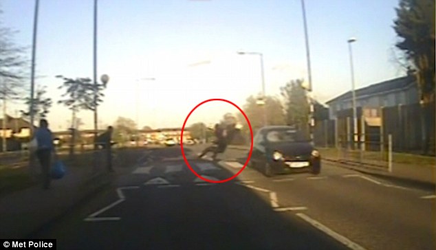 Η στιγμή που αυτοκίνητο χτύπησε εκσφενδονίζοντας στον αέρα μια γυναίκα και δύο παιδιά (βίντεο)