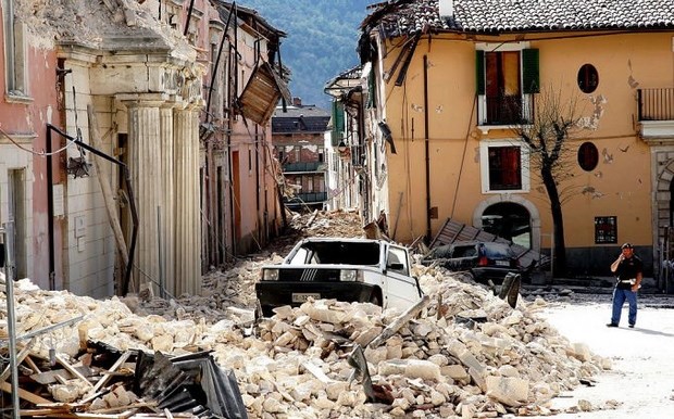 Ιταλία: Βίντεο από τη στιγμή της κατάρρευσης κατοικίας λίγα λεπτά μετά το μεγάλο σεισμό