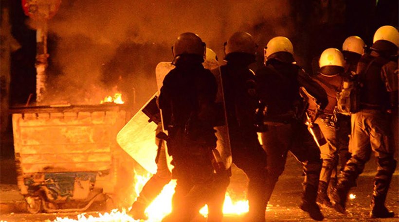 Ακόμα μια νύχτα επεισοδίων στα Εξάρχεια! Άγνωστοι επιτέθηκαν με μολότοφ σε διμοιρίες των ΜΑΤ