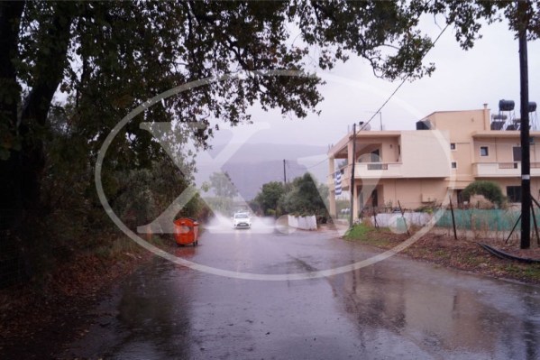 Χάος από τη νεροποντή στη Σούδα: Δρόμοι πλημμυρισμένοι και κάτοικοι σε απόγνωση (φωτό, βίντεο)