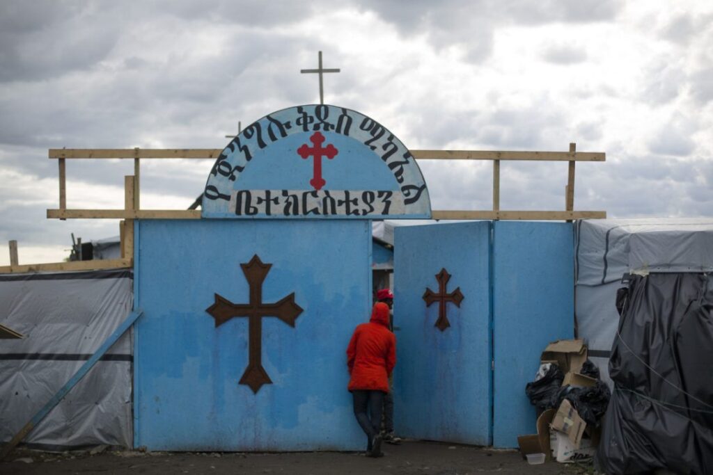 «Ζούγκλα» του Καλαί: Ορθόδοξοι Αιθίοπες πρόσφυγες έχουν στήσει αυτοσχέδια εκκλησία ανάμεσα στα παραπήγματα του καταυλισμού (φωτό)