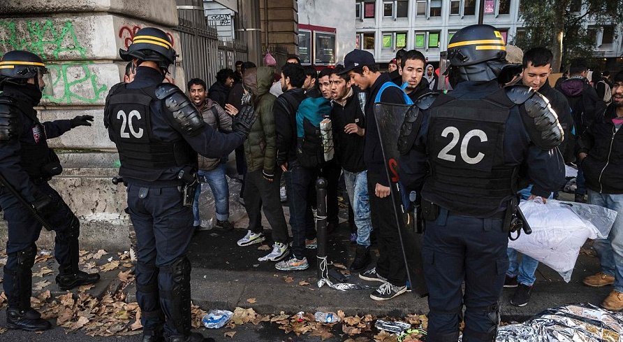 Παρίσι: Συγκρούσεις της αστυνομίας με πρόσφυγες σε επιχείρηση εκκαθάρισης της πόλης (φωτό)