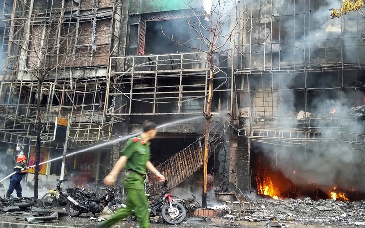 Βιετνάμ: Φωτιά σε 8ώροφο μπαρ στο Ανόι – Δεκατρείς νεκροί, δύο πυροσβέστες τραυματίες