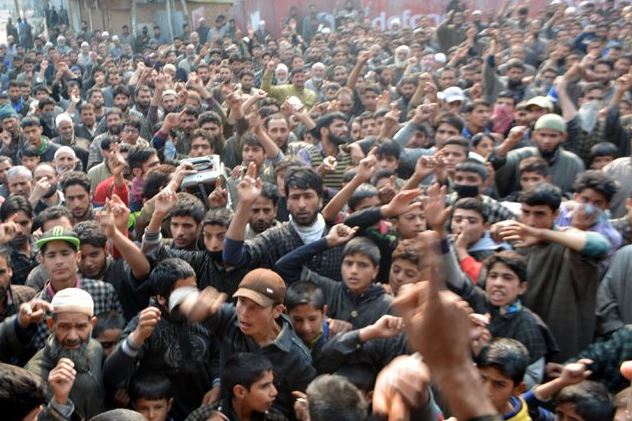 Ινδία-Κασμίρ: Ένταση μεταξύ πολιτών και αστυνομικών – Στο νοσοκομείο δεκάδες άνθρωποι (φωτό)