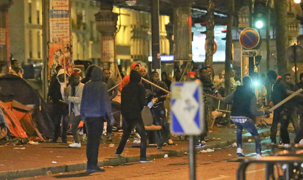 Παρίσι: Δείτε πως κατάντησε η «πόλη του φωτός» – Μετανάστες επελαύνουν στους δρόμους με μαχαίρια και καδρόνια