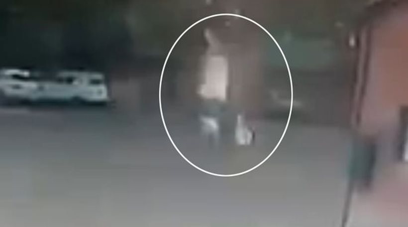 Συγκλονιστικό βίντεο: Κεραυνός χτυπάει γυναίκα που περπατάει με ομπρέλα στη βροχή