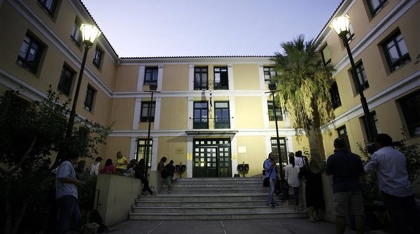 Στον εισαγγελέα πριν από λίγη ώρα οι 16 συλληφθέντες από την εκκένωση της κατάληψης στο Βοτανικό