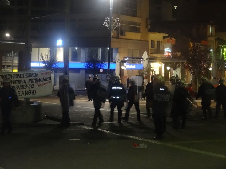 Αναρχικοί στην Ξάνθη προκάλεσαν σοβαρά επεισόδια στα εγκαίνια γραφείων του Λαϊκού Συνδέσμου (εικόνες)