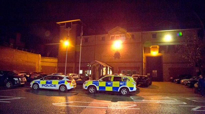 Βρετανία: Εξέγερση σε φυλακή – Αγνοείται η τύχη τουλάχιστον 500 κρατούμενων