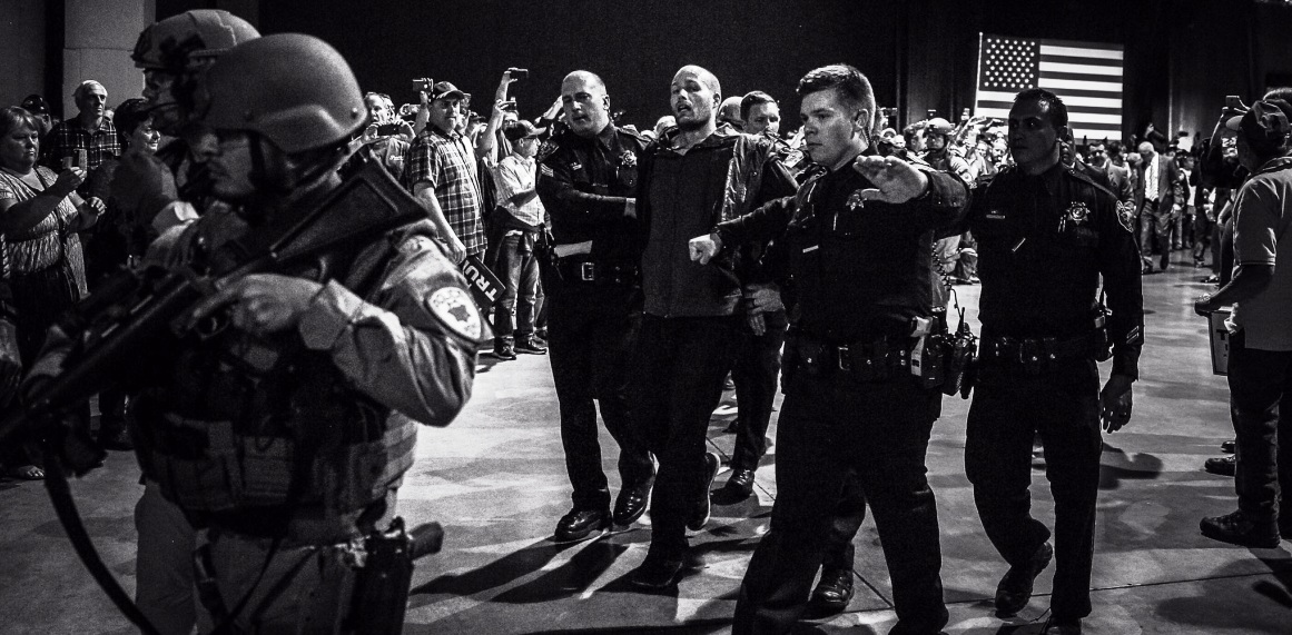 Πανικός σε ομιλία του Ν.Τραμπ: Άνδρες της μυστικής υπηρεσίας όρμησαν στο βήμα και τον απομάκρυναν εξαιτίας απειλής (βίντεο)