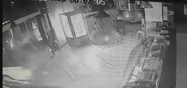 Βίντεο: Κινηματογραφική ληστεία σε κατάστημα στην Κόρινθο – Μπήκαν με το αγροτικό για να κλέψουν την ταμειακή