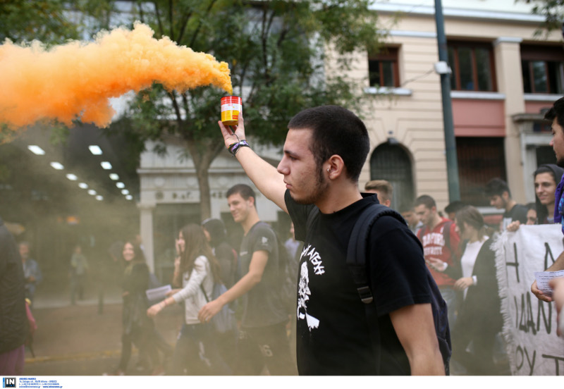 Επεισόδια από κουκουλοφόρους, χημικά και μολότοφ στη διαδήλωση των μαθητών στο Σύνταγμα (εικόνες)