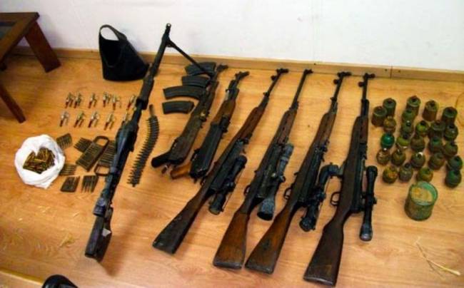 48 χειροβομβίδες, όπλα και χιλιάδες πυρομαχικών βρέθηκαν στην κατοχή 37χρονου