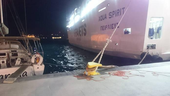 Σίκινος: Η φουρτουνιασμένη θάλασσα δεν στάθηκε εμπόδιο – Kατάφερε να δέσει με ασφάλεια το Aqua Spirit