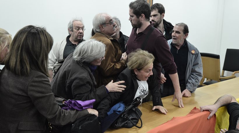 Βίντεο: Απίστευτες σκηνές στο Ειρηνοδικείο Αθηνών – «Έξω τώρα τα κοράκια»