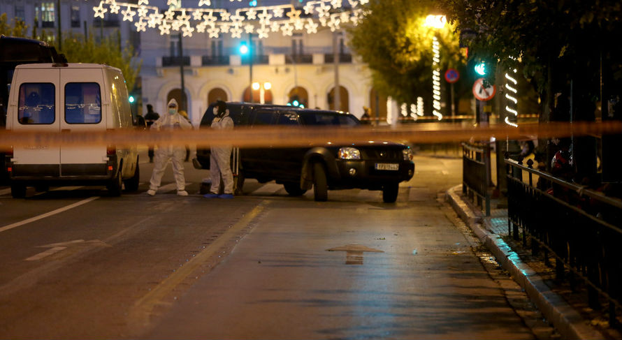 ΕΚΤΑΚΤΟ: Τρομοκρατική επίθεση με χειροβομβίδα στη γαλλική πρεσβεία απέναντι από τη Βουλή – Τραυματίσθηκε αστυνομικός (φωτό, βίντεο)