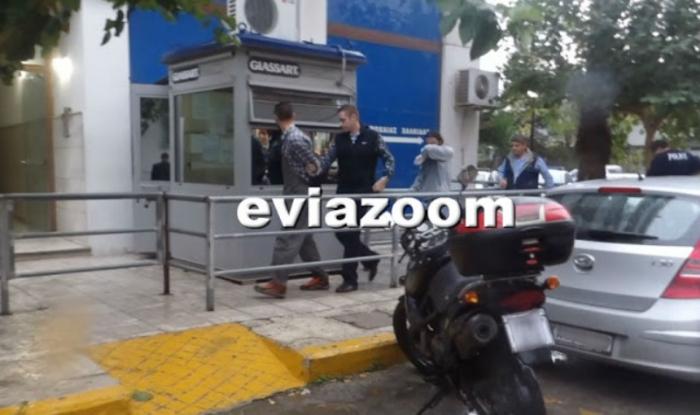 Εύβοια: Ληστής κλείδωσε στο υπόγειο τους υπαλλήλους τράπεζας και άρπαξε 300.000€ μόνο και μόνο για να συλληφθεί στην έξοδο… (βίντεο)