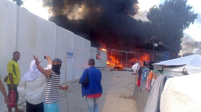 Πρόσφυγες και μετανάστες καίνε και καταστρέφουν τα πάντα στον καταυλισμό της Σούδας Χίου… λόγω εκλογής Τραμπ! (φωτό, βίντεο)