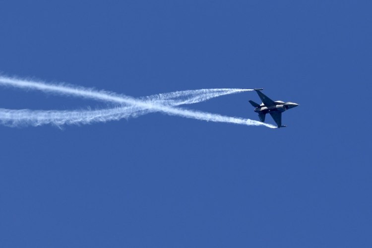 Οι εντυπωσιακοί ελιγμοί του F-16 που πέταξε πάνω από το Ηράκλειο και έκοψαν την ανάσα εκατοντάδων παρευρισκομένων (φωτό, βίντεο)