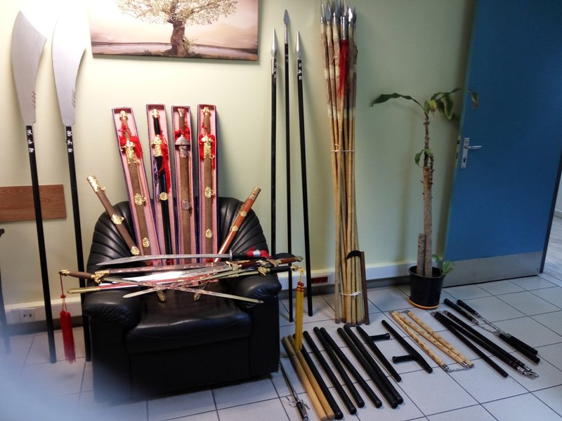 Θεσσαλονίκη: Συνελήφθη 46χρονος που πουλούσε στο διαδίκτυο σπαθιά, ακόντια και ρομφαίες (εικόνες)