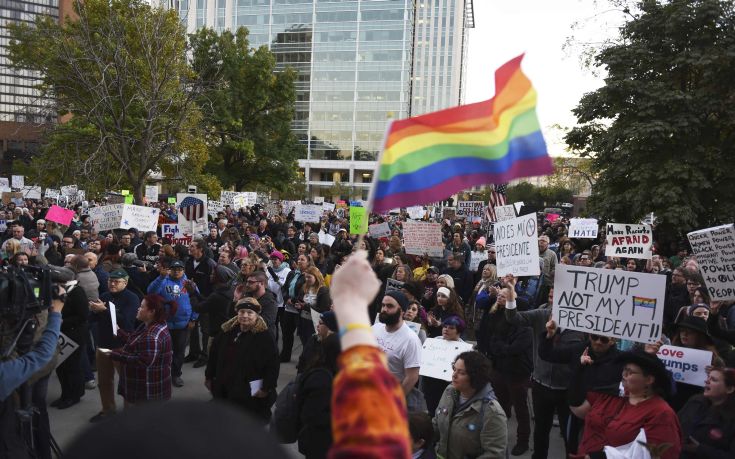 Συνεχίζονται οι βίαιες συγκρούσεις στις ΗΠΑ – Δύο αστυνομικοί τραυματίστηκαν στην Ιντιανάπολις σε διαδήλωση κατά του Ν.Τραμπ (φωτό, βίντεο)