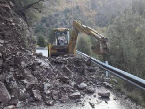 Τρίκαλα: Κατέρρευσε ο δρόμος για Παλαιοκαρυά λόγω κακοκαιρίας (φωτό)