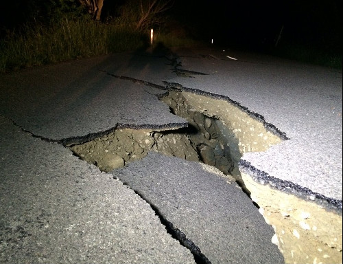 Σοβαρές ζημιές στη Νέα Ζηλανδία και κύμα-προπομπός τσουνάμι 1-2 μέτρα (βίντεο)