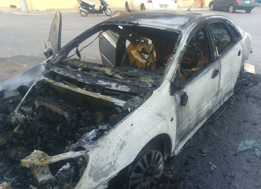 Άγνωστοι πυρπόλησαν τα ξημερώματα αυτοκίνητο του διπλωματικού σώματος στα Χανιά (φωτό)