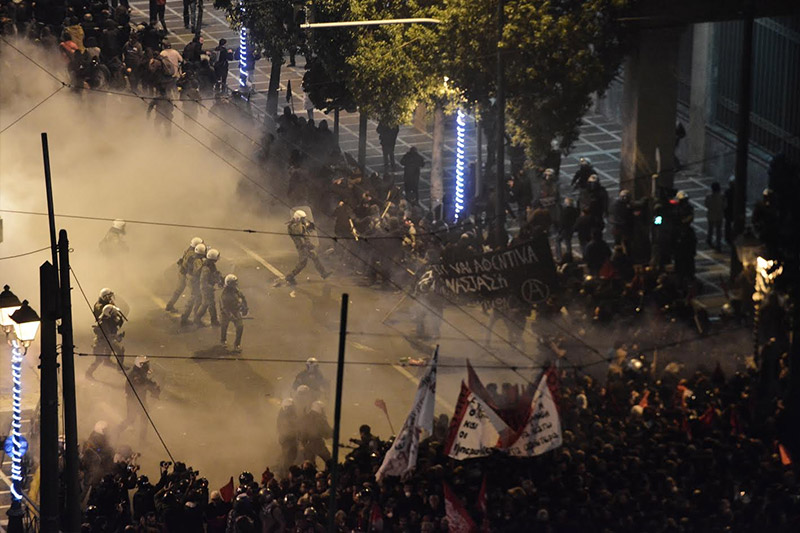 Με φωτιές και οδοφράγματα έχουν μετατρέψει οι αναρχικοί σε πεδίο μάχης την περιοχή γύρω από το Πολυτεχνείο (φωτό, βίντεο)