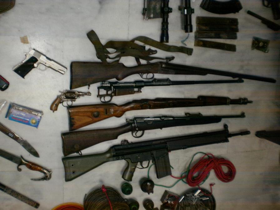 Ηράκλειο: Συνελήφθησαν αδέλφια που είχαν στην κατοχή τους ολόκληρο οπλοστάσιο – Από πολεμικά όπλα έως και ξιφολόγχες