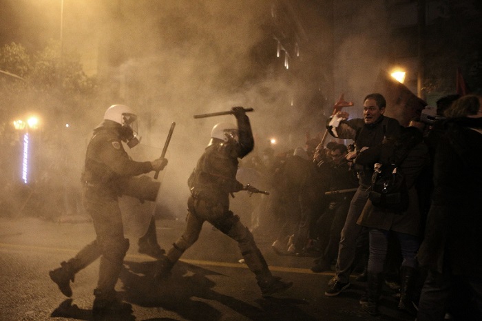 Σοβαρά επεισόδια, μολότοφ και συλλήψεις στο Πολυτεχνείο στο περιθώριο της επίσκεψης Ομπάμα (εικόνες)
