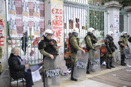 «Άρχισαν τα όργανα»: Επίθεση δέχθηκε όχημα της αστυνομίας στα Εξάρχεια