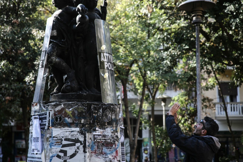 Αναρχικοί έκλεψαν ασπίδες και κράνη των ΜΑΤ και τα τοποθέτησαν ως τρόπαια στην πλατεία Εξαρχείων (εικόνες)