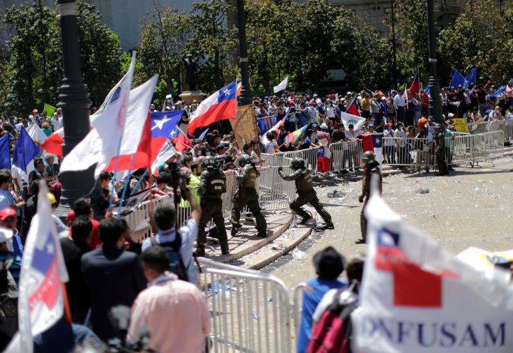 Χιλή: Εκατοντάδες δημόσιοι υπάλληλοι συγκρούστηκαν με αστυνομικούς έξω από το προεδρικό μέγαρο στο Σαντιάγο