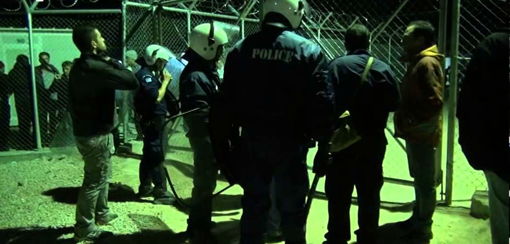 Εξέγερση μεταναστών στη Χίο: Διέρρηξαν καταστήματα, έσπασαν αυτοκίνητα και επιτέθηκαν στους κατοίκους – Έβαλαν φωτιά στον καταυλισμό (βίντεο)